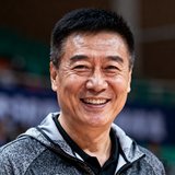 资深篮球教练李明远头像照片，穿着运动服面带微笑